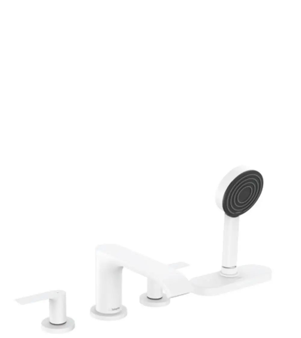 Weiße Wannenrandarmatur von Hansgrohe mit vier Anschlussstellen, bestehend aus einem Wasserhahn, zwei Bediengriffen und einer Handbrause.